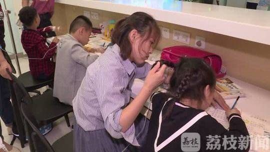 儿童医院开作业吧,左手挂水右手写作业有必要