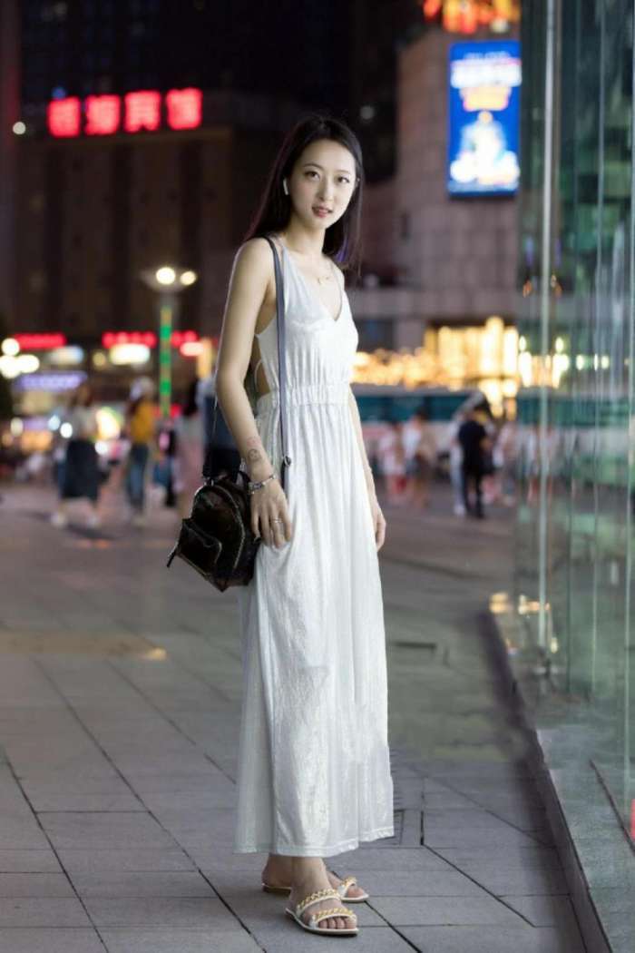 街拍: 紧身衫尽显完美身姿, 牛仔热裤展现高挑身材