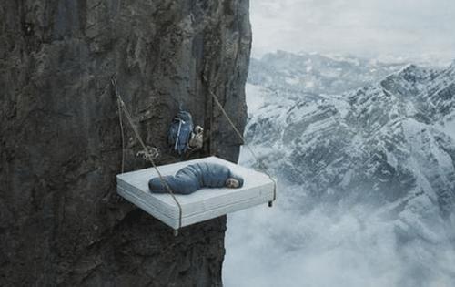 世界唯一不怕强拆钉子户，靠一根钉子睡悬崖，网友：怎么上厕所？