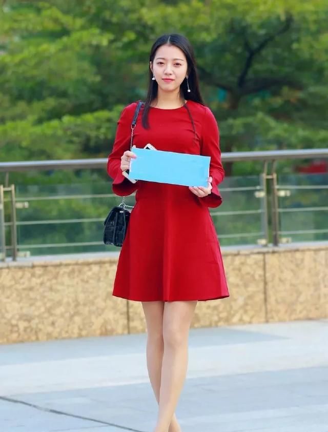 让她■街拍:美女脚上搭配上一双高跟鞋,更是能够凸显出迷人的气息