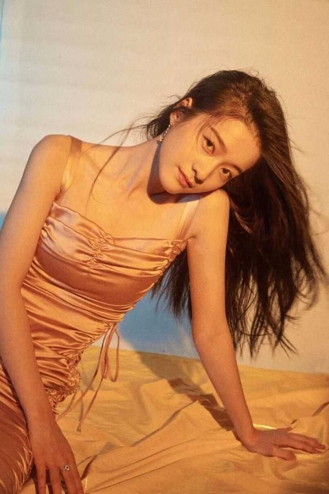 21岁的张雪迎和26岁的迪丽热巴撞衫,赢了年龄却输了颜值!