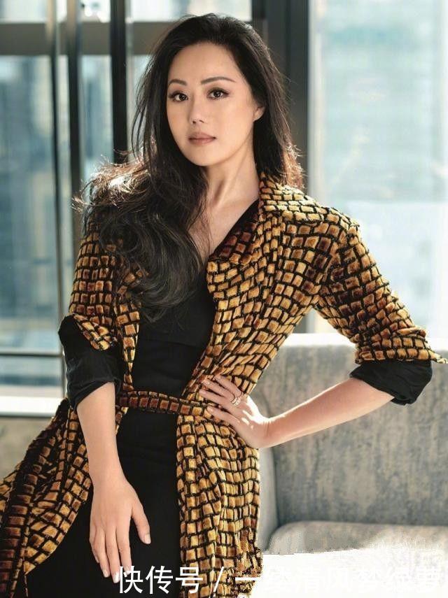 婚纱■香港“败金女”章小蕙,华丽回归女王范十足,靠时尚魅力还清巨债