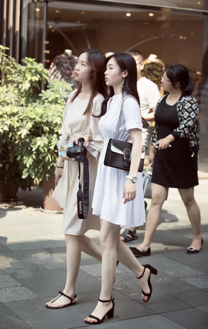 黑色吊带背心的小姐姐，丰满身材凹凸有致，看上去成熟又性感!