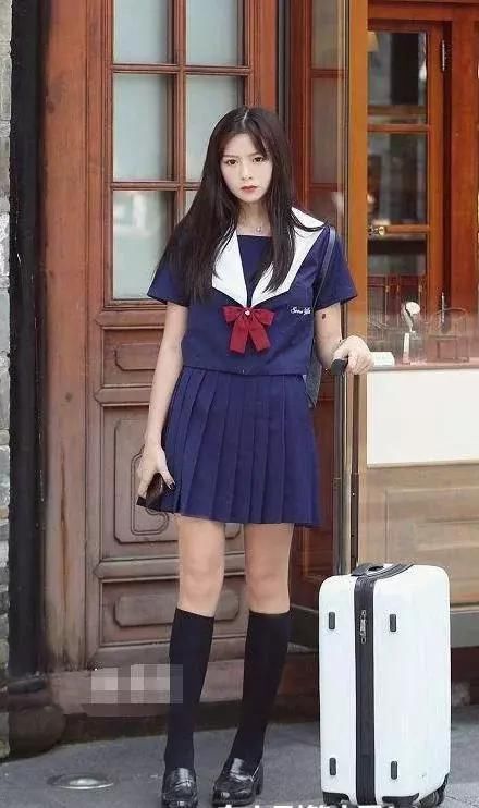 街拍：楚楚动人紧身裤穿出清爽，凸出魅力