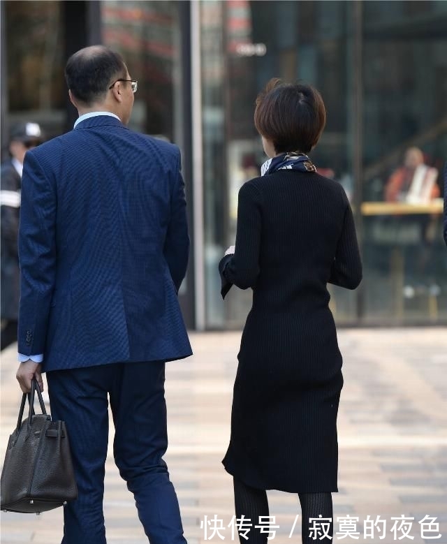 「针织」黑色丝袜搭配高跟鞋,春季搭配更好看,紧身针织长裙更显身材