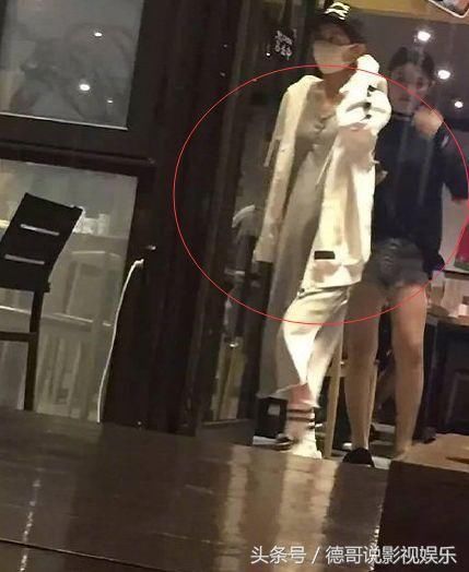 颖宝小腹隆起是错位照？工作人员辟谣，网友：说吃多了也不信！