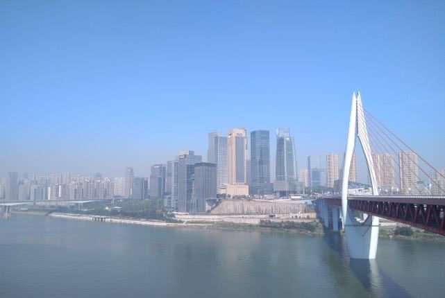 我国夜景最美的城市，GDP突破20000亿，人口超3000万