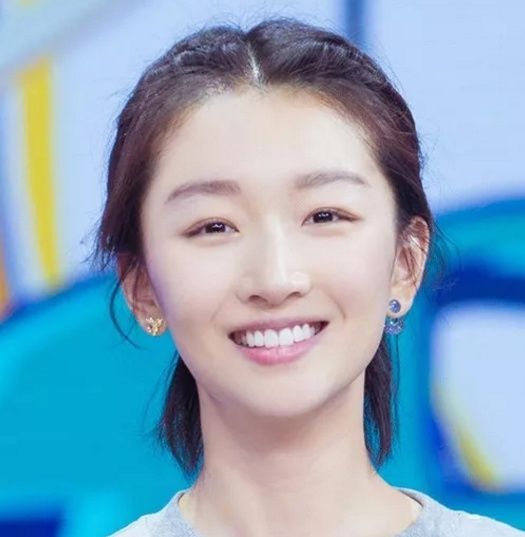 短发的赵丽颖周冬雨不烫不染，发型依然多变的秘密原来是它!