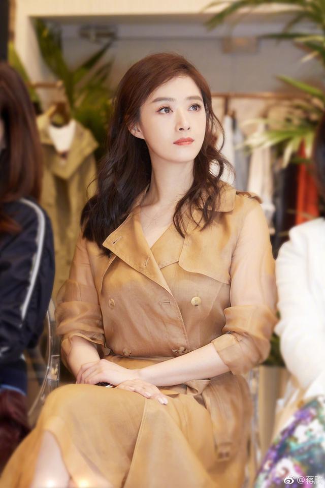 35岁的蒋欣剪了新款发型，这发型也太修饰人了，大饼脸变瓜子脸