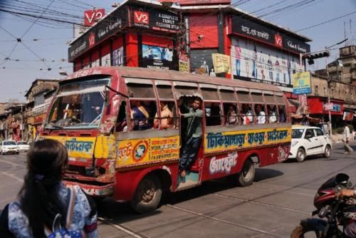  公交车|印度发明“牛粪公交”，一天消耗8吨牛粪的公交巴士，乘