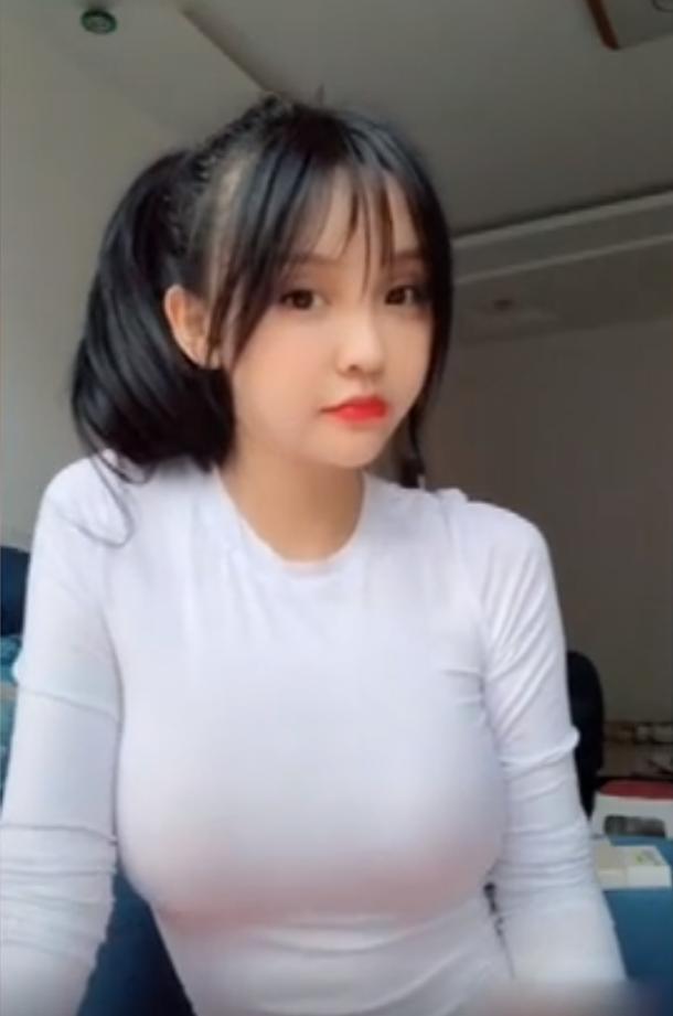 街拍：紧身衣使小姐姐光彩夺目，充满了浓郁的女人味