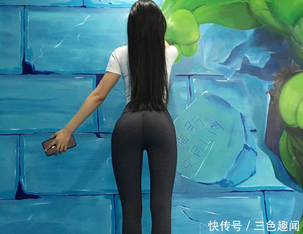 街拍：大气有魅力的紧身打底裤美女，凹凸曲线给人耳目一新的感觉