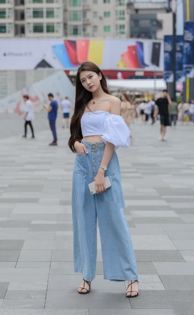 美女|街拍:气质魅力美女,身穿蓝色牛仔裤,完美地演绎出美丽的腿线