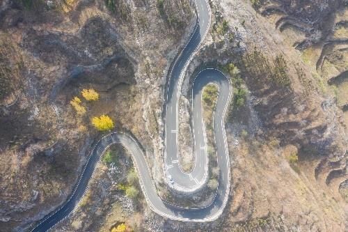 周末去济南南部山区自驾游，经过一条盘山公路，蜿蜒盘旋好壮观