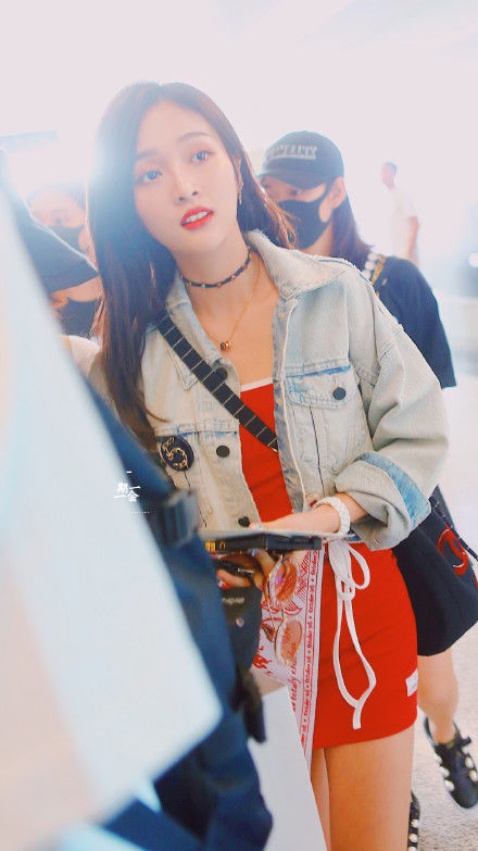 火箭少女吴宣仪穿红色连衣裙秀性感翘臀，网友:身材是真心好!