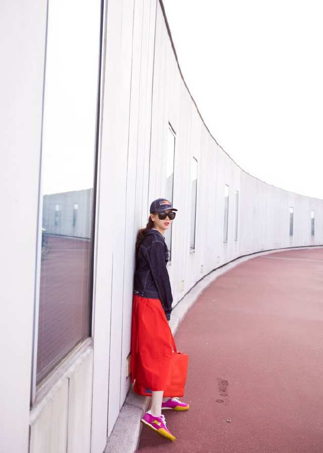 戚薇真猛！为显腿长裤子提到胸部以下，坐下时世界都安静了！