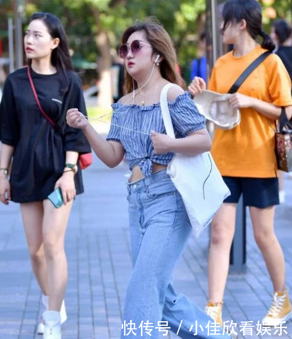  气质■街拍：气质高雅的美女，一件白色衬衫配黑色半身裙，时尚达人气质