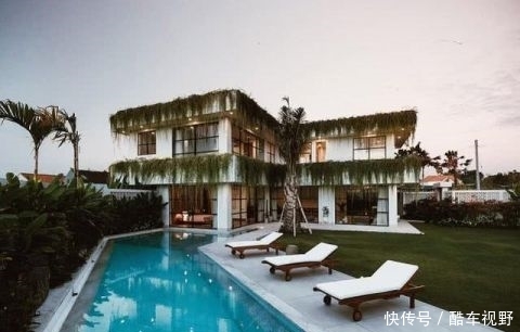 澳洲26岁美女和男友在巴厘岛建豪宅,通过拍照获得六位数收入