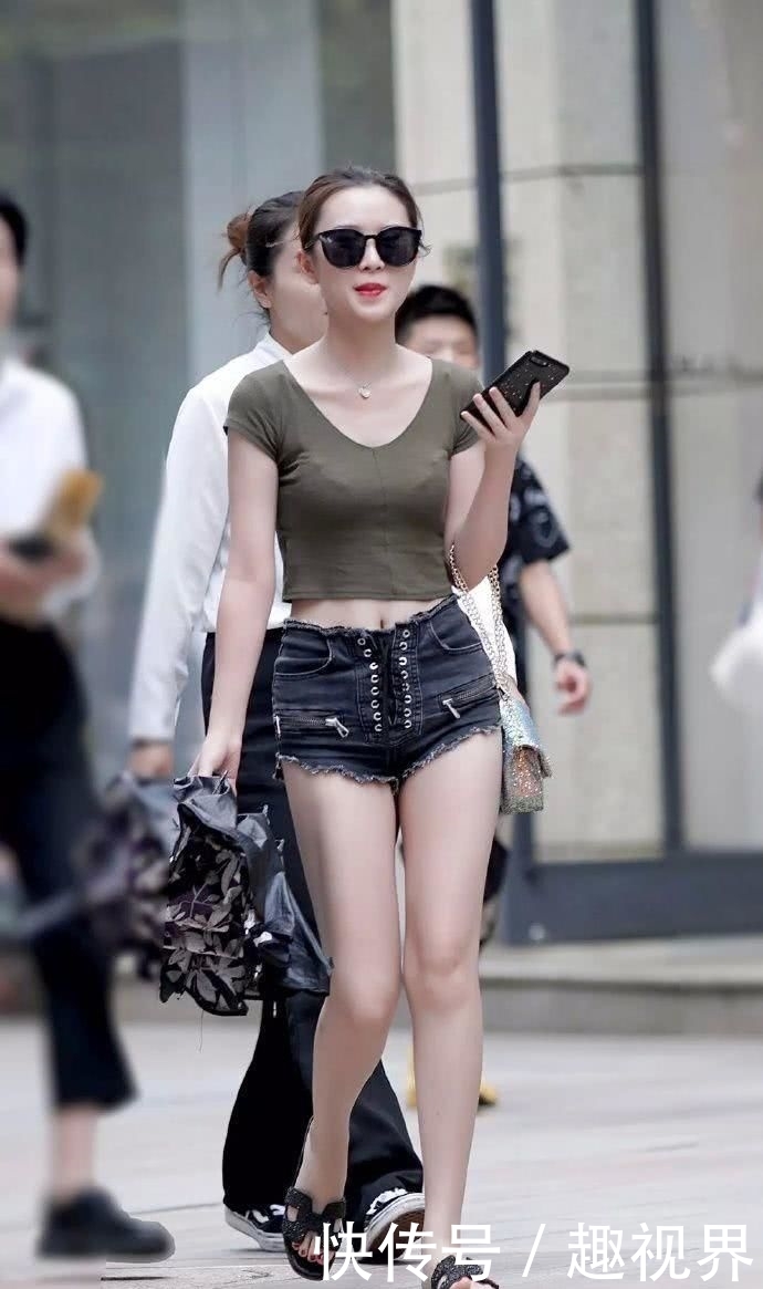  『T恤衫』时尚街拍：肤白貌美的妹子，一袭紧身的露脐T恤衫，优雅而性感