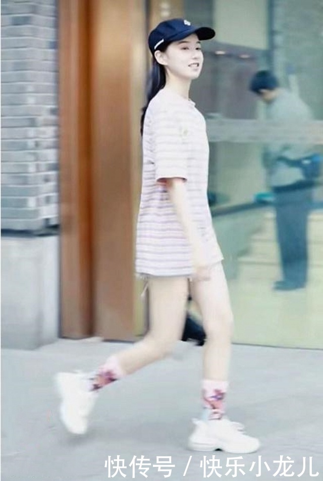 「美女」街拍:靓女穿着一件粉红色印花旗袍裙,气质又有魅力