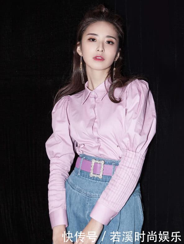 刘烨的衣服前面像裤子，后面像裙子，这么穿超时尚好看！