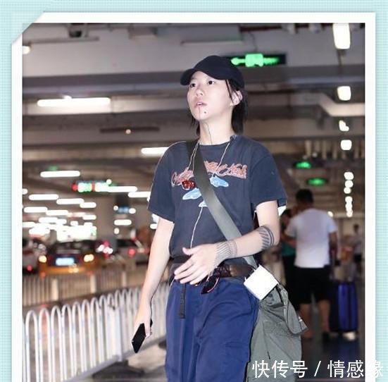 窦靖童再现机场，终于把茶缸抛弃了，可一个转身我发现我错了！