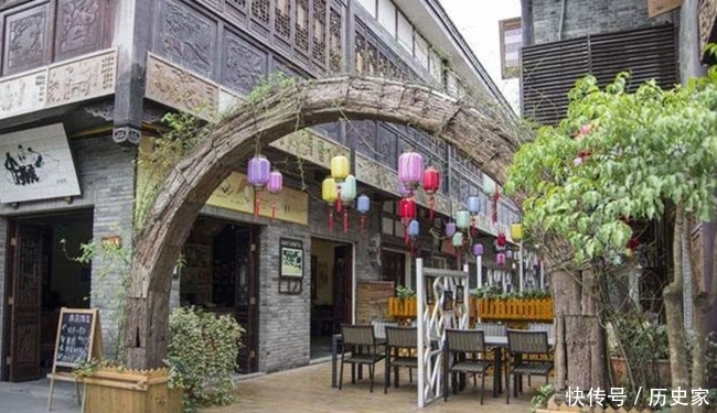 一座2000多年的村西古镇，里面古榕树树冠20余米宽，美食也不少！