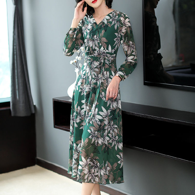 学学下图女人这样穿，身材前凸后翘，性感妩媚谁不迷