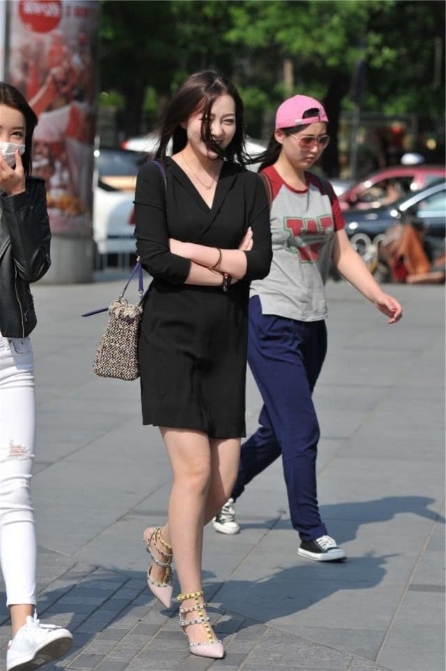 美女|路人街拍,美女搭配简洁美观的连衣裙,显出了一种潇洒随性的气韵
