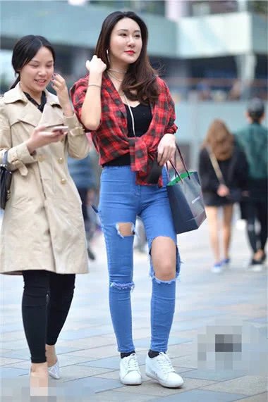 姐妹花逛街穿衣风格很不一样，紧身破洞牛仔裤的小姐姐很有心机更