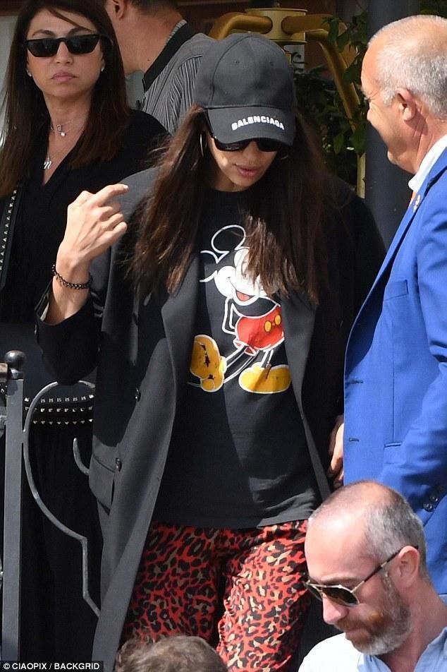 伊莲娜穿睡裤离开威尼斯，竟一点不丑，比硬凹造型的乔治娜有气场