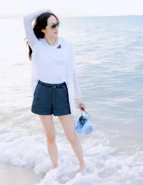 韩雪也不好好穿裙子了，开叉长裙让美腿若隐若现，也是蛮大胆的