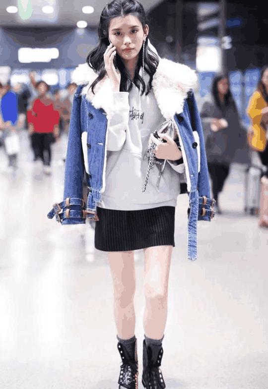 奚梦瑶摔倒后机场戴口罩, 滑肩穿衣秀长腿, 网友: 终于穿裤了!