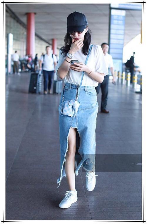 当96斤冉莹颖和104斤李冰冰同穿开叉牛仔裙，网友：画风如此尴尬