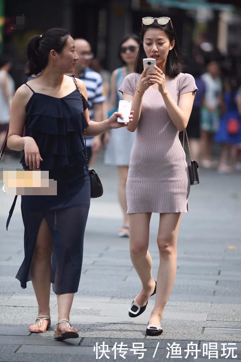 小姐姐长裙显优雅气质，青春活力