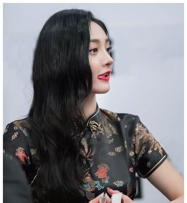  #美女#穿旗袍闪耀全场，球迷称为中式八球“最美女裁判”，气质不输女星