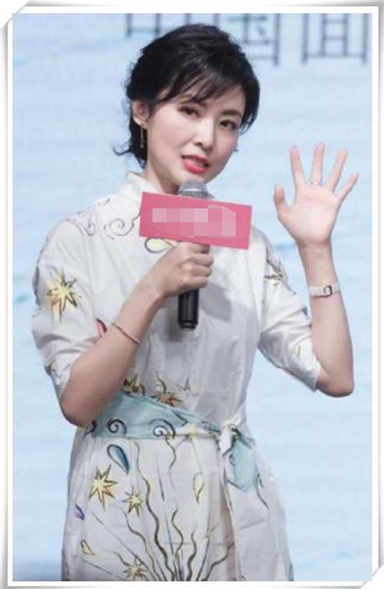 周涛又惊艳了!50岁穿涂鸦裙宛如18岁少女，网友直呼:嫩炸了