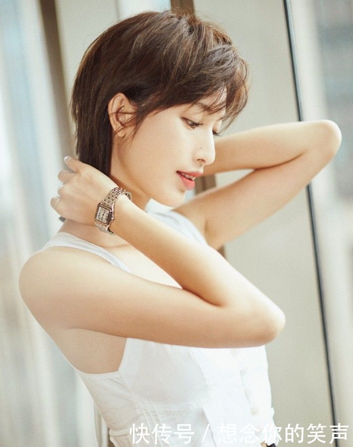 张俪现身机场，一袭青色吊带裙很清凉，“播放器”咋挂腰上呢？