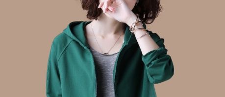 越来越多五六十岁的女人，爱穿这减龄外套，妈妈眼都不眨买了5件