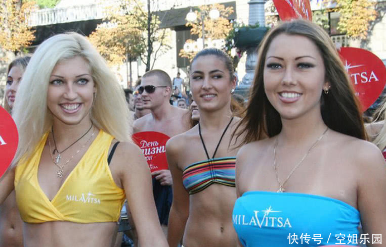 乌克兰美女害怕自己嫁不出去,身穿比基尼在街头举牌求结婚