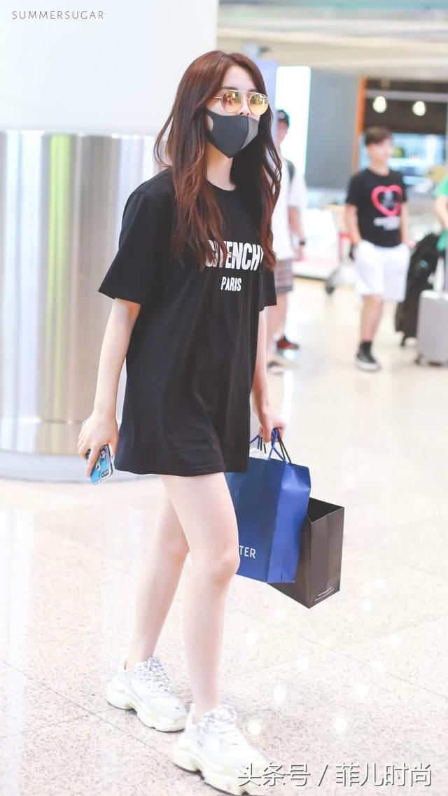 杨超越为了红真拼，全身只穿一件T恤出门，网友：看到下身我呆了