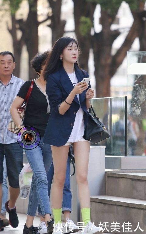  「白鞋」时髦的姑娘，西装加短裤搭配小白鞋，混搭风格凸显清新唯美的气质