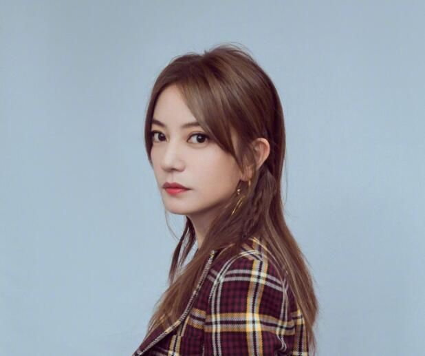 四位女星穿红配绿:42岁赵薇美出新高度，迪丽热巴秀出S形身材