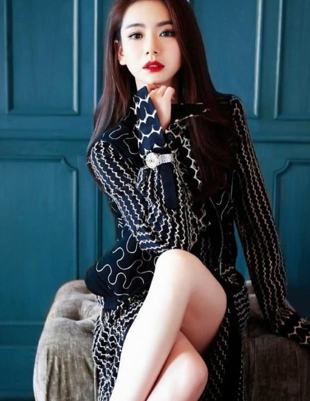 戚薇还真霸气，穿“抓鱼长靴”却有种时髦感，这鞋和下雨天更配！