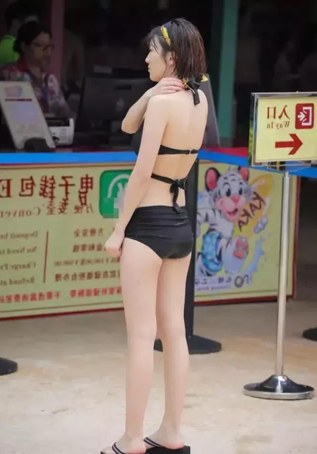 比基尼防晒泳衣搭配黑色拖鞋，七月盛夏玩水必备