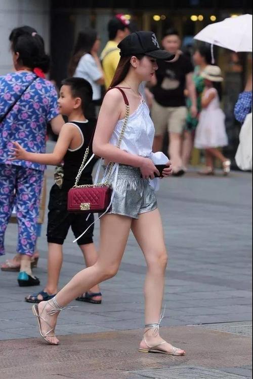 路人街拍，小姐姐穿着靓丽而时尚，身材丰满而高挑，气质温婉！