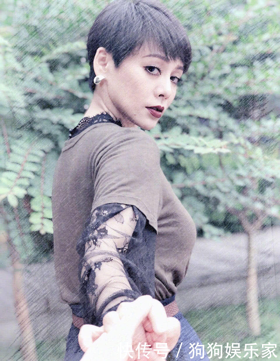 宁静V领西装当裙穿，下半身绑带白裙不系紧，网友：真是不怕露