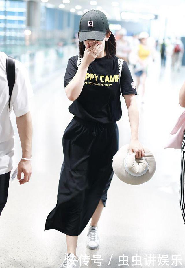 37岁谢娜现身机场，仅仅穿了一身休闲套装，就显瘦了这么多？