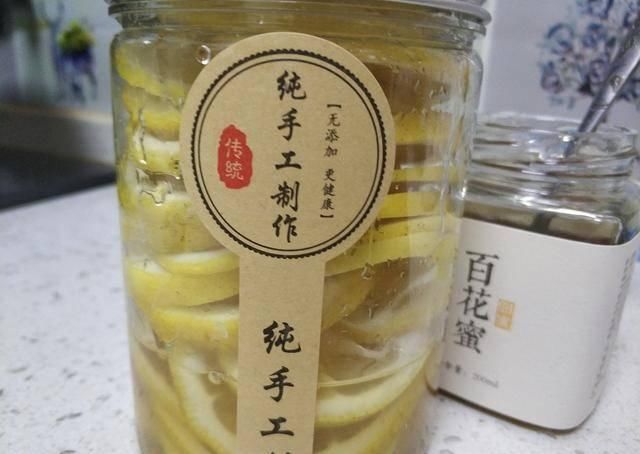  『皮肤』教你超好喝的蜂蜜柠檬水做法，每天两杯皮肤越来越白嫩