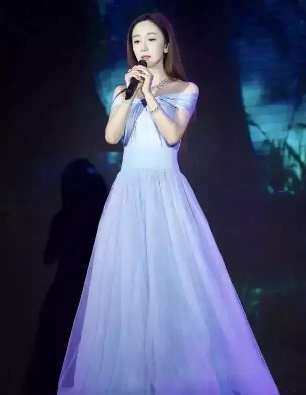 娄艺潇旗袍照曝光，双腿引发网友吐槽，网友:p图了吧